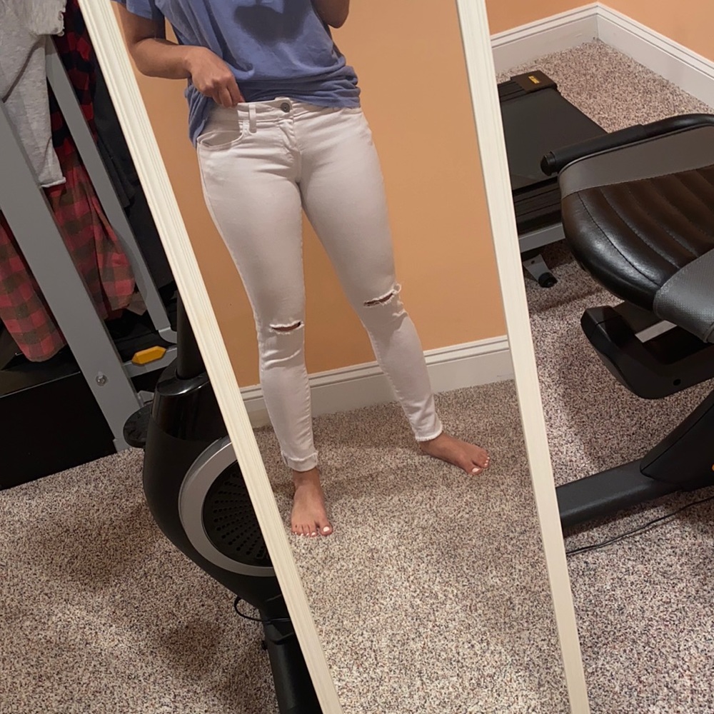 White  skinny jeans with holes in knees